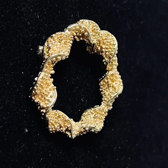 Vintage Emmons Gold Tone Textured And Twisted Wreath Brooch (5169) - Picture 3 of 6
